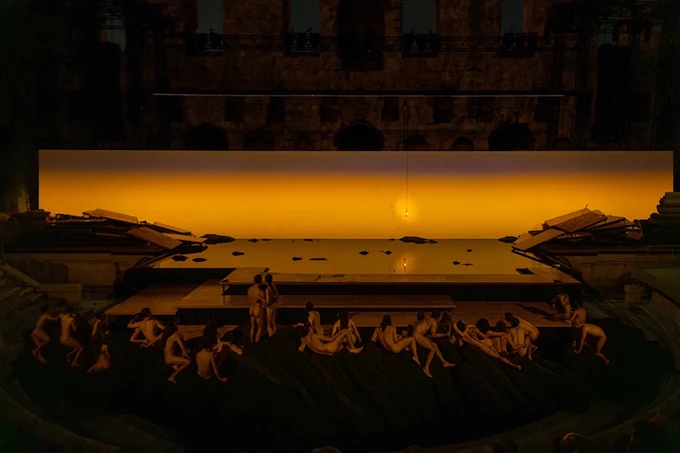 Είδαμε την παράσταση του Δημήτρη Παπαϊωάννου στο Ηρώδειο «THIS THAT KEEPS ON»  — Ό,τι συνεχίζει να μας αφορά