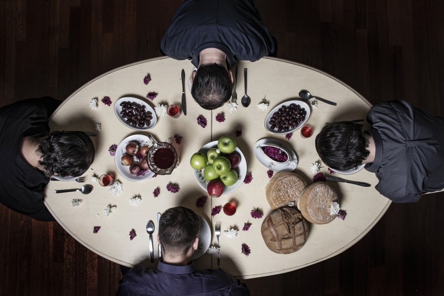 ειδαμε την παρασταση “…καλά, εσύ σκοτώθηκες νωρίς” στο Σύγχρονο Θέατρο