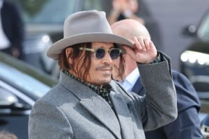 Τζόνι Ντεπ: Εμφανίστηκε στην Εβδομάδα Μόδας του Παρισιού 30 χρόνια μετά την τελευταία εμφάνισή του στο event